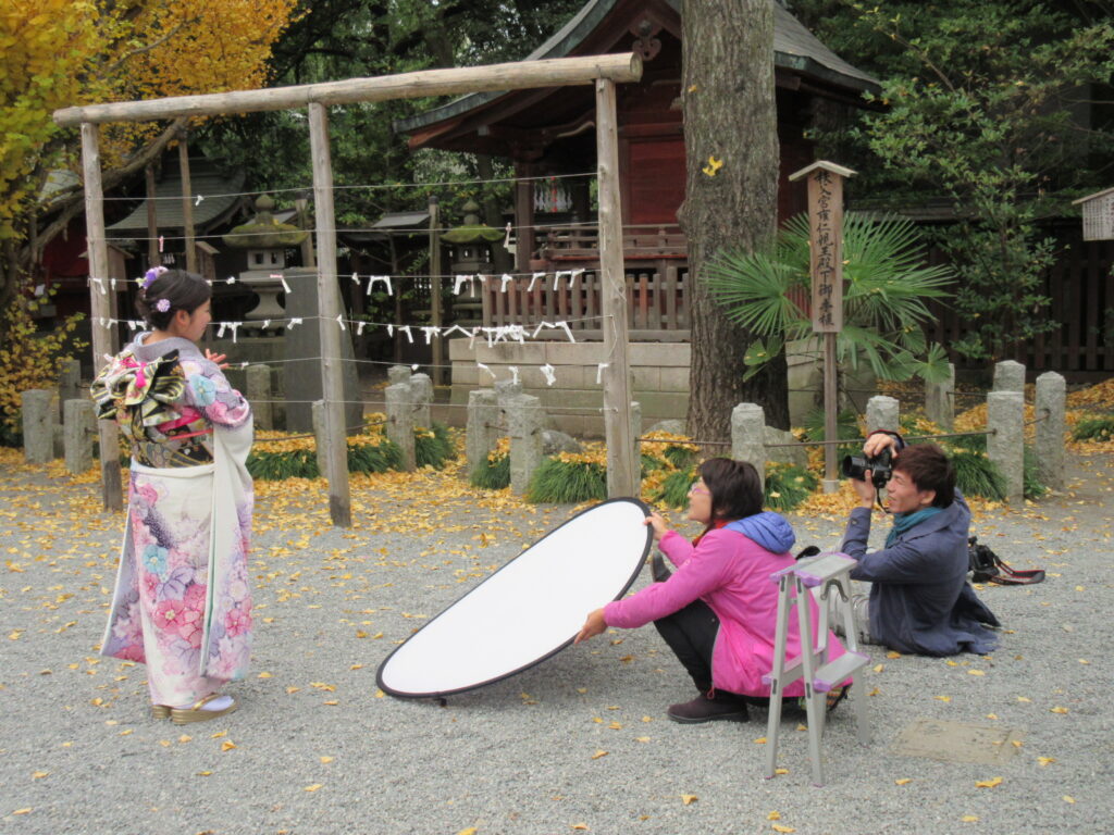 振袖の撮影会でロケーション撮影をしている